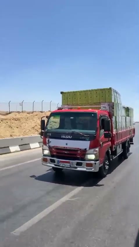 شاحنة إنجاز على الطريق السريع